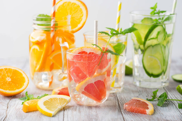 新鮮な柑橘系の果物と氷と注入水 - 写真・画像