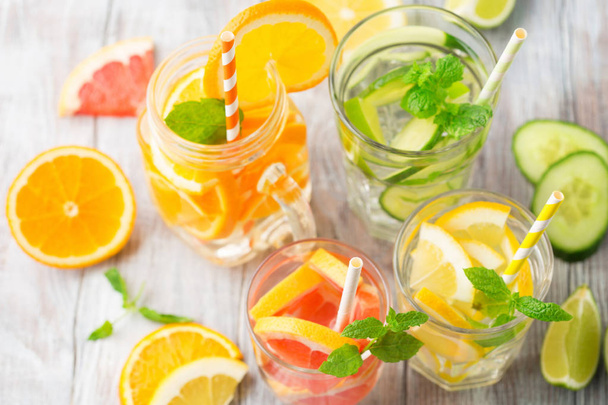 Infused water with fresh citrus fruits and ice - Foto, Imagen