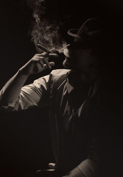 Smoking man in the dark - Фото, зображення