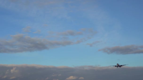 Комерційний літак летить над синім небом і красивими хмарами
 - Кадри, відео