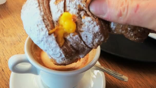 Croissant und Cappuccino Frühstück - Filmmaterial, Video