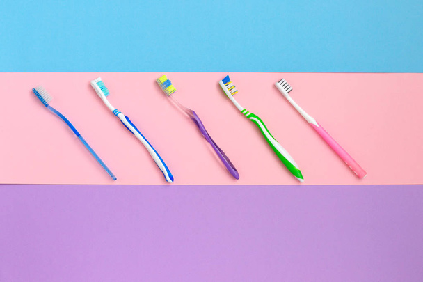 Set van verschillende tandenborstels op kleur achtergrond. Hygiëne van de mondholte. - Foto, afbeelding