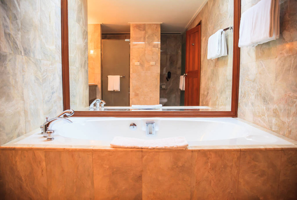 Higiénico moderno baño de lujo Fondo de diseño de la instalación. Hotel Resort Alojamiento Arquitectura Interior, Concepto de decoración para inodoro, lavabo, lavabo, inodoro, baño privado y armario de agua
 - Foto, imagen