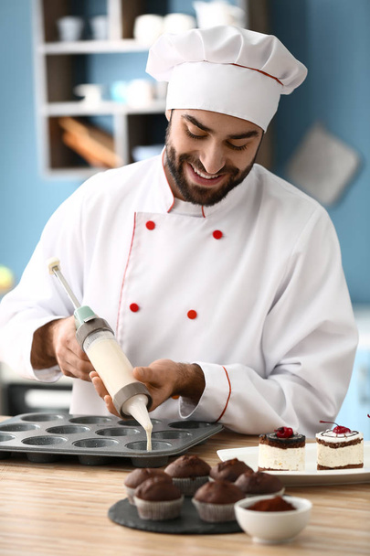 Konditor kocht leckeres Dessert in Küche - Foto, Bild