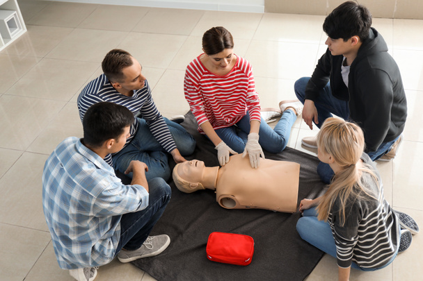 Pessoas aprendendo a realizar RCP no curso de treinamento de primeiros socorros
 - Foto, Imagem