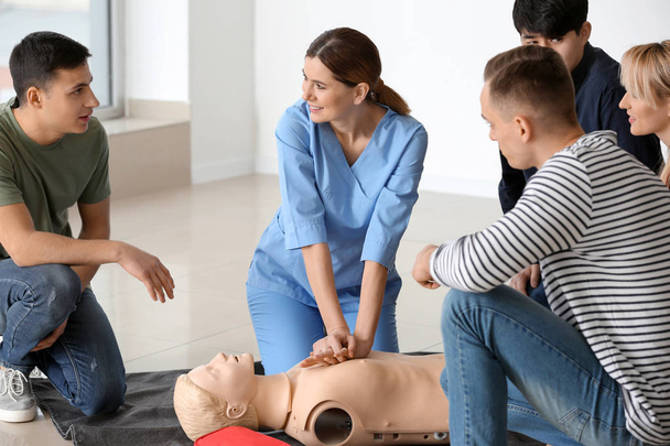 Persone che imparano a eseguire CPR al corso di formazione di primo soccorso
 - Foto, immagini