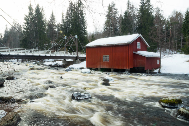 Zdjęcie z długiej ekspozycji. Tama i próg na rzece Jokelanjoki, Kouvola, Finlandia - Zdjęcie, obraz