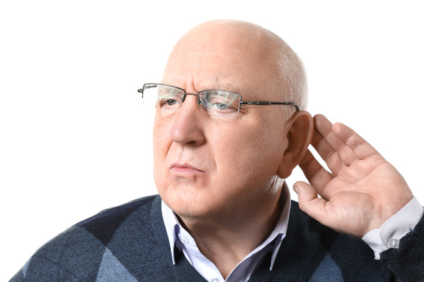 Старший чоловік з проблемою слуху на білому тлі
 - Фото, зображення
