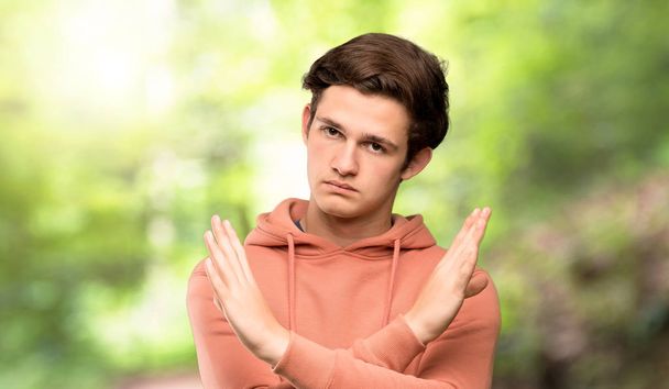 Tinédzser férfi pulóver, így nincs gesztus a szabadban - Fotó, kép