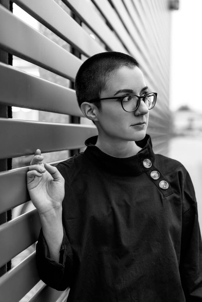 Duygusal kısa saçlı bir kadın portresi - Fotoğraf, Görsel
