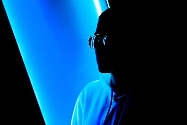 Χαμηλό βασικό προσωπογραφία μαμαδεσ σε ένα neon φως - Φωτογραφία, εικόνα