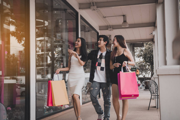 Asiáticos amigos pasar tiempo juntos y caminar en el centro comercial ingenio
 - Foto, imagen