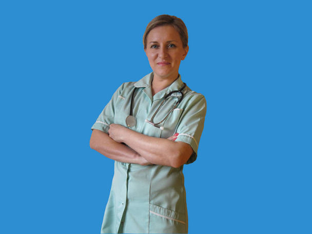 Arts of verpleegkundige in uniform met de stethoscoop - Foto, afbeelding