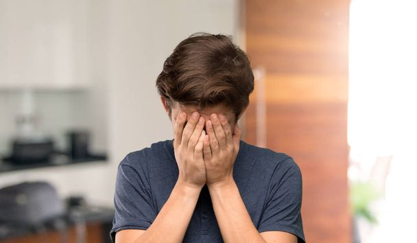 Homem adolescente com expressão cansada e doente em ambientes fechados
 - Foto, Imagem