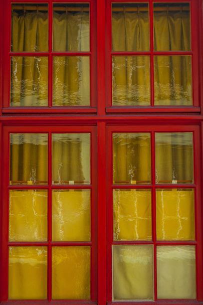 Красное окно в Брюгге
 - Фото, изображение