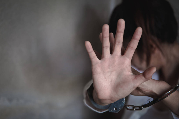女性の手を手錠をかけられて、人間の女性に対する停止暴力  - 写真・画像
