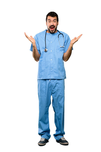 Повнометражний знімок лікаря-хірурга з шокованим виразом обличчя над ізольованим білим тлом
 - Фото, зображення