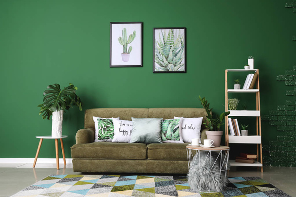 Интерьер современной комнаты с зеленой стеной
 - Фото, изображение