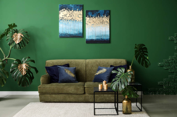 Interior do quarto moderno com parede verde
 - Foto, Imagem