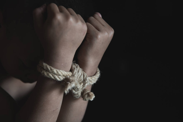 Kädet sidottuina köydellä kadonneesta kidnapatusta, hyväksikäytetystä, väkivallasta
 - Valokuva, kuva