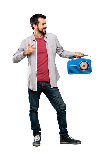 Knappe man met baard houden een radio - Foto, afbeelding