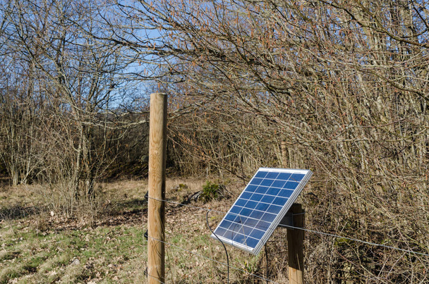 フェンスによる太陽電池パネル - 写真・画像
