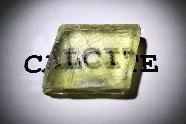 Διπλή διάθλαση του κειμένου στην Ισλανδία spar κρύσταλλο.  - Φωτογραφία, εικόνα