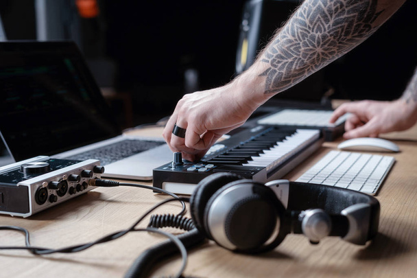 DJ ember teremt elektronikus zenei stúdió - Fotó, kép