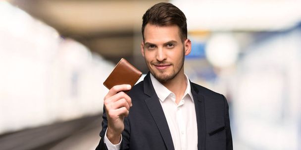 schöner Geschäftsmann mit Geldbörse in der Hand - Foto, Bild