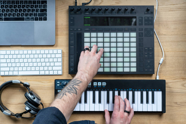 DJ Дорослий чоловік створює електронну музику в студії
 - Фото, зображення