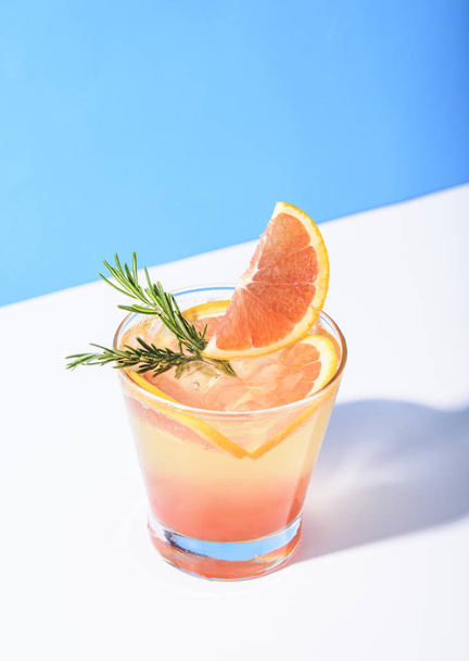 Cocktail punch orange froid et rafraîchissant avec tranche d'orange
  - Photo, image
