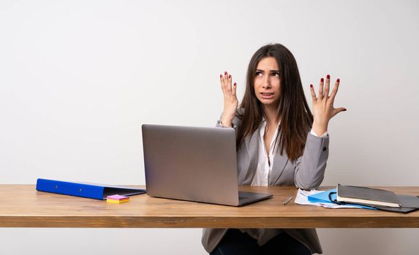 Obchodní žena v kanceláři frustrovaný tím, že špatné situace - Fotografie, Obrázek