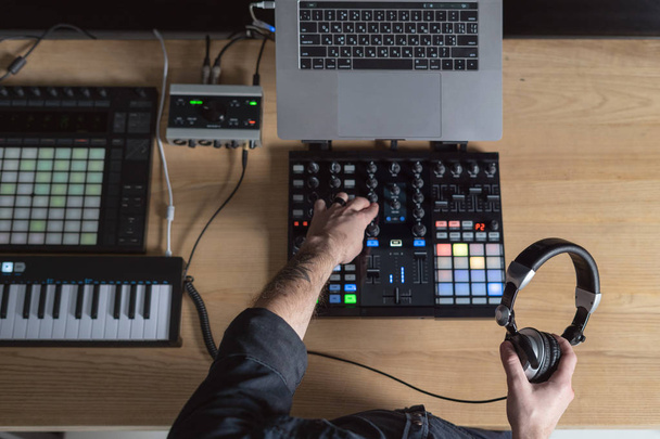 DJ людина створює електронну музику в студії
 - Фото, зображення