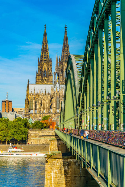 Cathédrale de Cologne vue du pont Hohenzollern sur le Rhin
, - Photo, image
