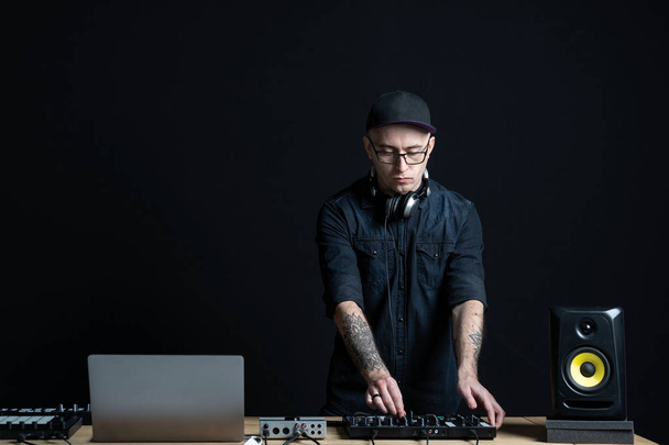 Dj hombre crea música electrónica en el estudio
 - Foto, Imagen
