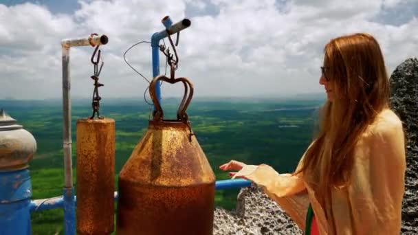 Dziewczyna dzwoni dzwonków w świątyni buddyjskiej - Materiał filmowy, wideo
