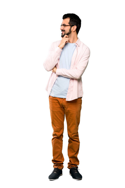 Полнометражный снимок Красавчика с бородой, смотрящего в сторону на изолированном белом фоне
 - Фото, изображение