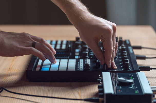 DJ ember teremt elektronikus zenei stúdió - Fotó, kép