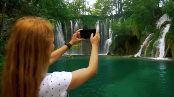 Туристична дівчина фотографується на лісовому водоспаді
 - Кадри, відео