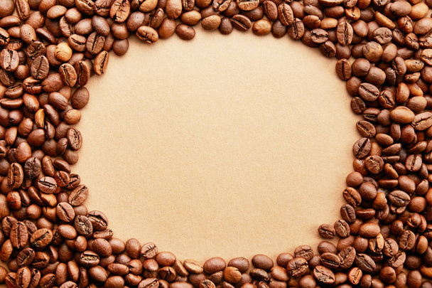 Розсіяний дизайн кавових зерен на фоні копіювання простору
. - Фото, зображення