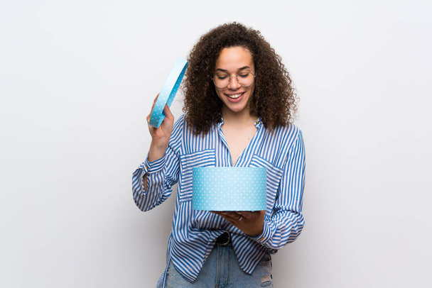 Dominican woman with striped shirt holding a gift in hands - Foto, afbeelding