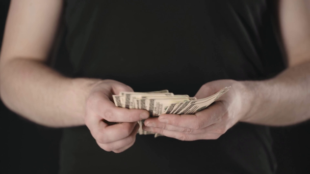 vista ritagliata di uomo contando banconote in dollari isolato su nero
 - Filmati, video