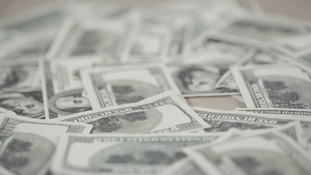 vista de perto das notas de dólar bagunçadas na tabela
  - Filmagem, Vídeo