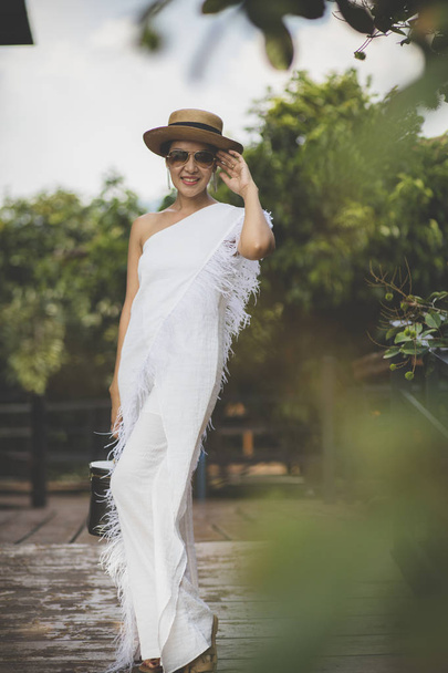 bela asiático mulher vestindo branco vestido com palha chapéu toothy
  - Foto, Imagem