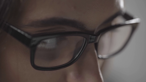 крупним планом вид жінки, що прокручує сторінки на комп'ютері з відображенням монітора в очах ізольовані на сірому
 - Кадри, відео