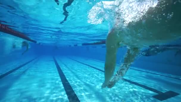 Homem atlético forte nadando debaixo d 'água na piscina spa clara
 - Filmagem, Vídeo