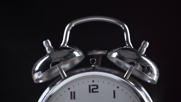 reloj despertador vintage de metal brillante sonando aislado en negro
 - Metraje, vídeo