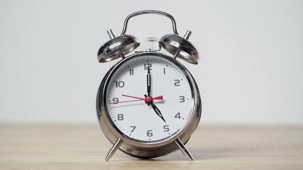 reloj despertador vintage de metal brillante sonando aislado en gris
 - Metraje, vídeo