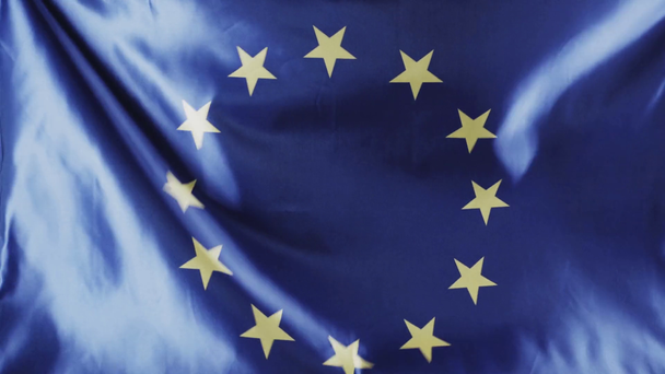 sarı yıldızlar ile Avrupa Birliği bayrağı sallayarak üst görünümü - Video, Çekim