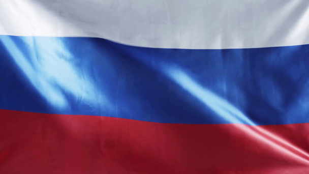 Widok z góry falistej narodowej flagi Rosyjskiej z czerwonymi, niebieskimi i białymi paskami - Materiał filmowy, wideo